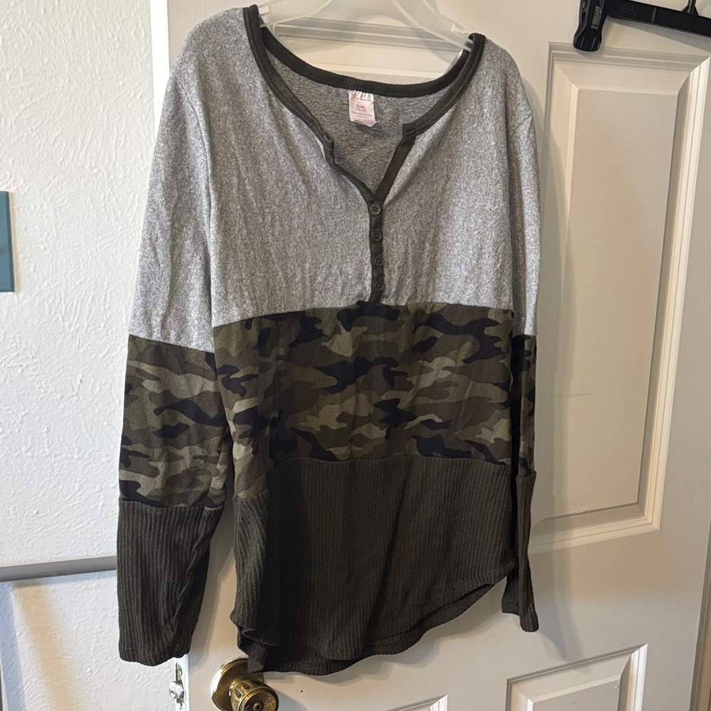 Camo Colorblock Henley Pullover - Gray & Olive